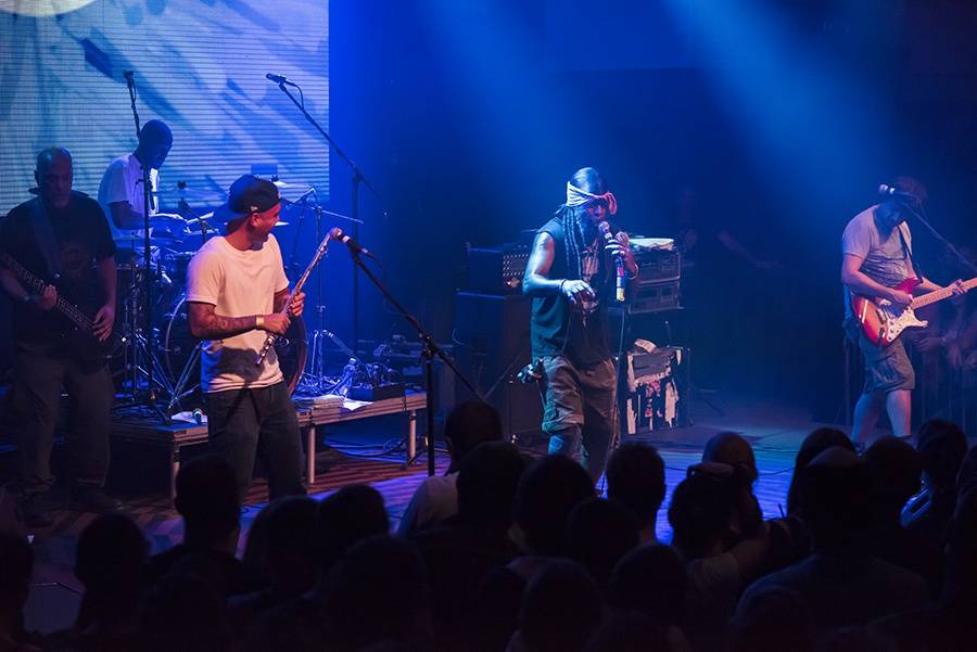 Asian Dub Foundation rozproudili krev v pražském Lucerna Music Baru