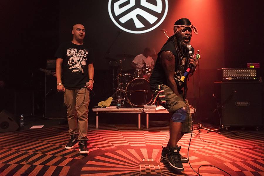 Asian Dub Foundation rozproudili krev v pražském Lucerna Music Baru