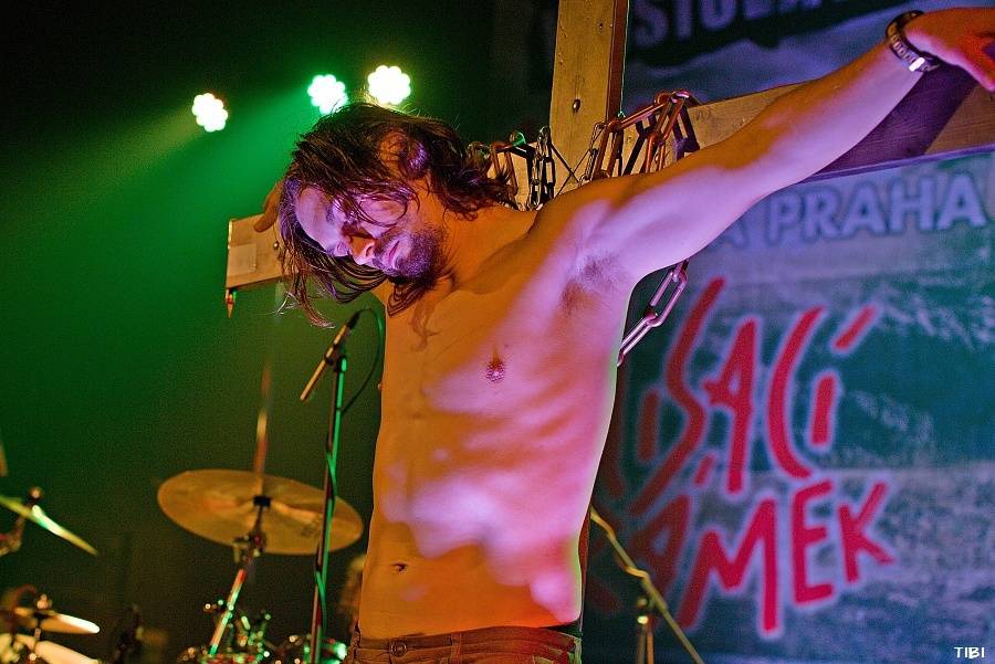 Visací zámek ukřižoval svého Ježíše, asistovali Plexis