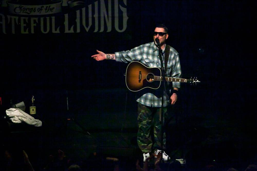 Everlast postavil v Roxy skvělou show jen na klávesách a kytaře