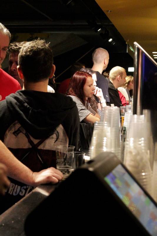 Škwor přilákal do Fora Karlín davy lidí