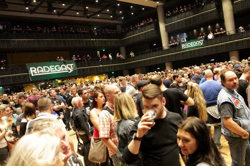 Škwor přilákal do Fora Karlín davy lidí