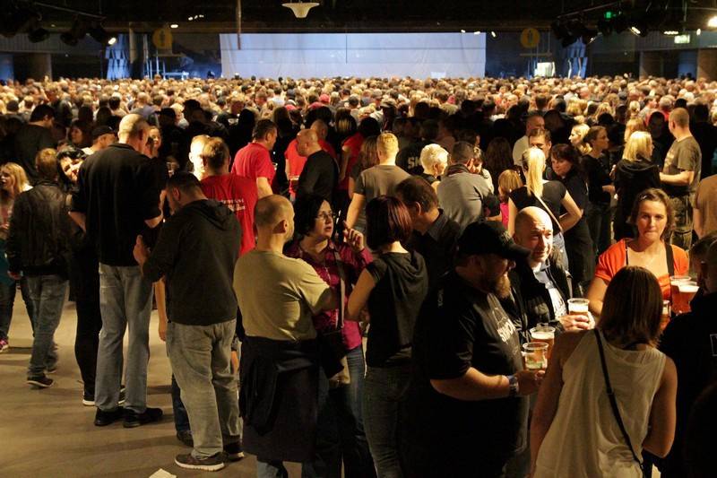 Škwor přilákal do Fora Karlín davy lidí