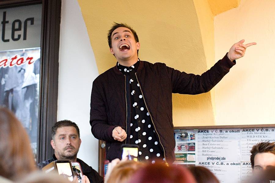 Slza vyvolala v Českých Budějovicích davové šílenství