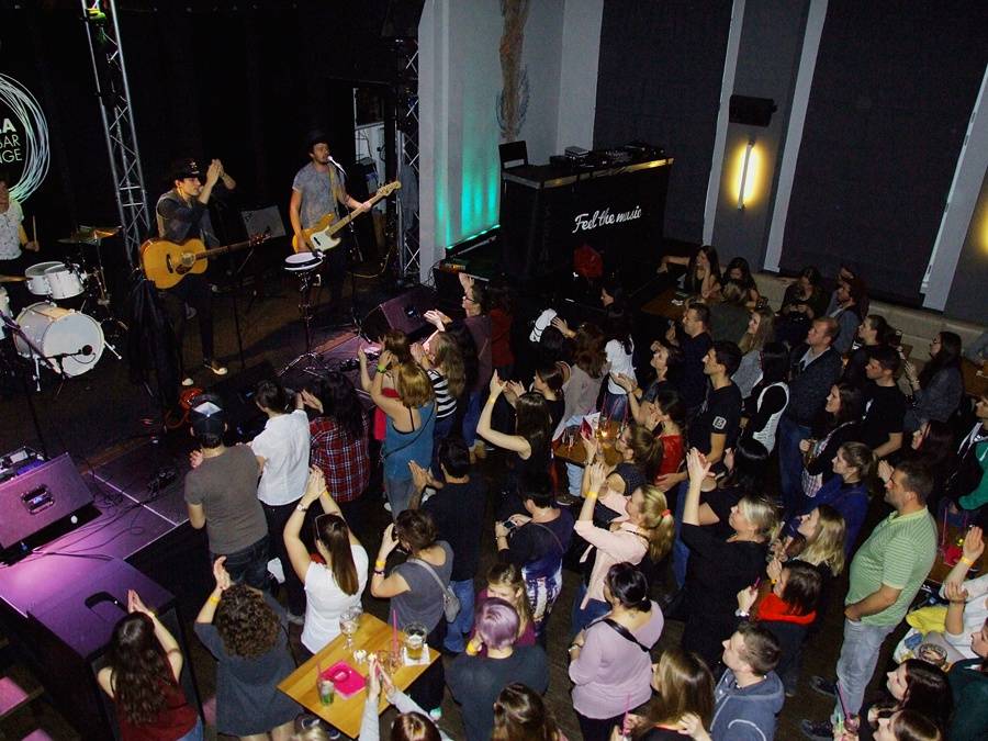 Voxela poslalo publikum do háje, v La Loce hráli i Sebastian a Light & Love