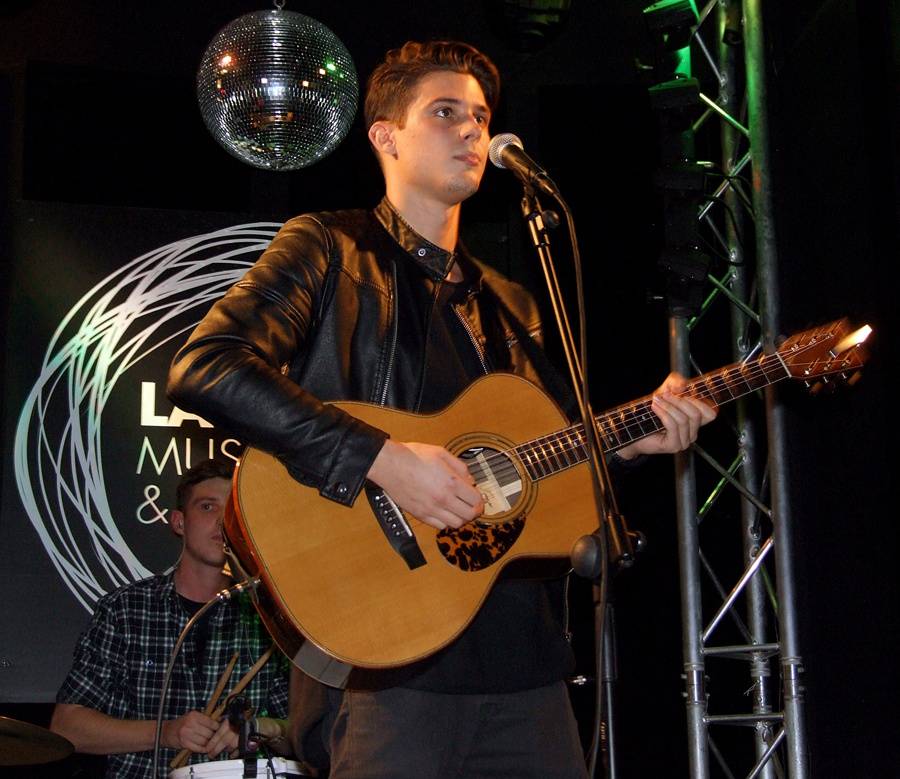 Voxela poslalo publikum do háje, v La Loce hráli i Sebastian a Light & Love