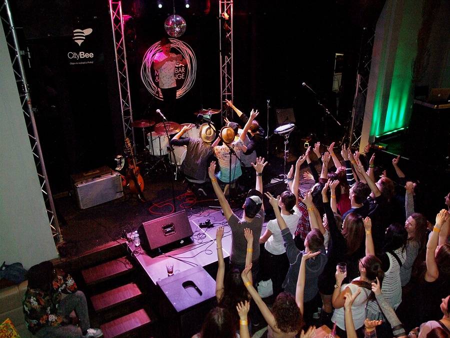 Voxela poslalo publikum do háje, v La Loce hráli i Sebastian a Light & Love