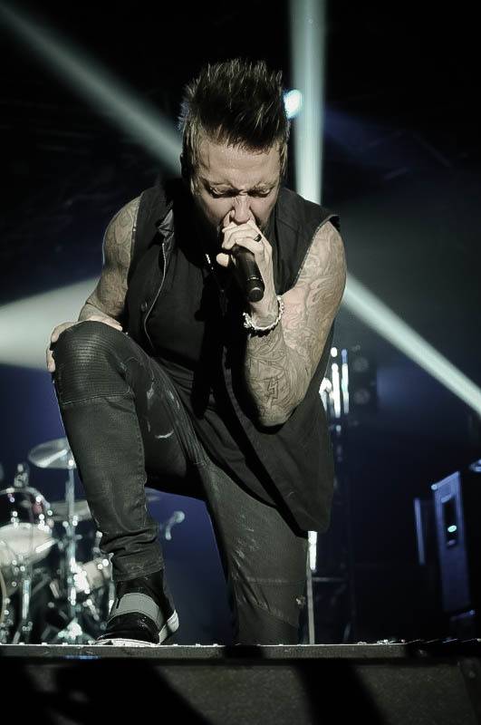 Malou sportovní halou v Praze otřásli Papa Roach a Five Finger Death Punch