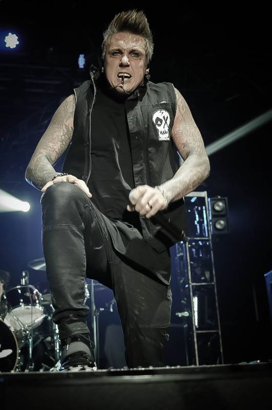 Malou sportovní halou v Praze otřásli Papa Roach a Five Finger Death Punch