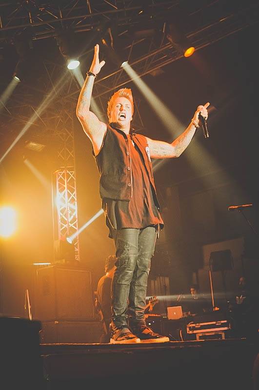 Malou sportovní halou v Praze otřásli Papa Roach a Five Finger Death Punch