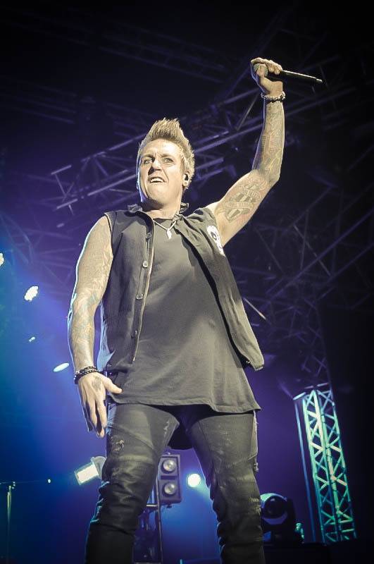 Malou sportovní halou v Praze otřásli Papa Roach a Five Finger Death Punch