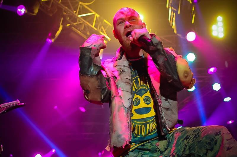 Malou sportovní halou v Praze otřásli Papa Roach a Five Finger Death Punch