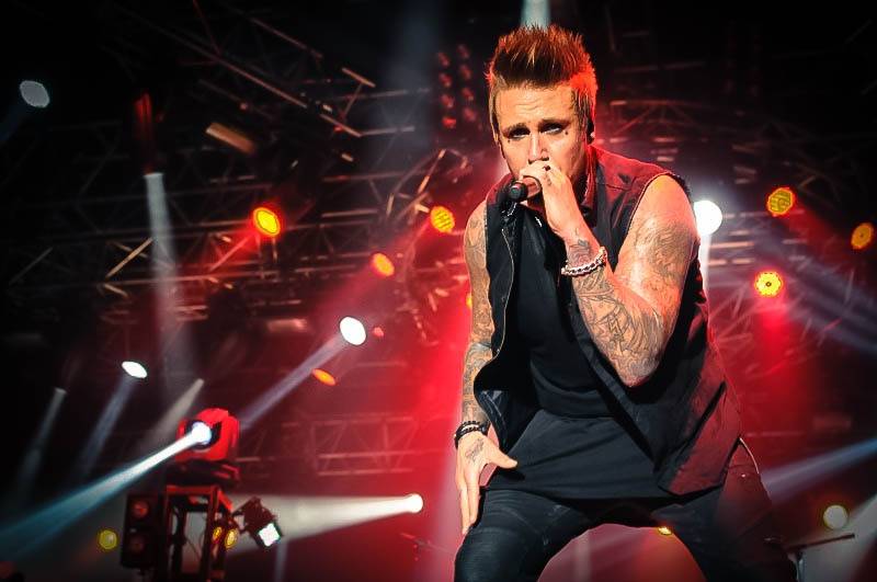 Malou sportovní halou v Praze otřásli Papa Roach a Five Finger Death Punch