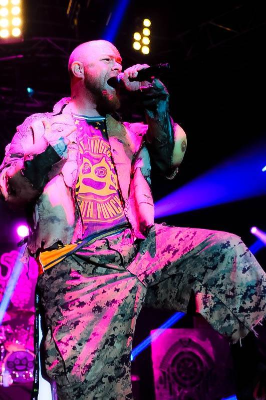 Malou sportovní halou v Praze otřásli Papa Roach a Five Finger Death Punch