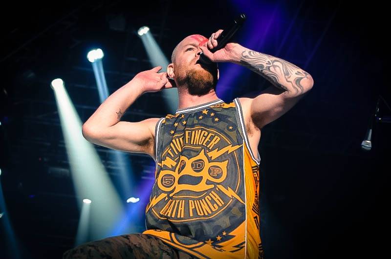 Malou sportovní halou v Praze otřásli Papa Roach a Five Finger Death Punch