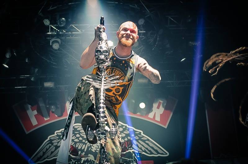 Malou sportovní halou v Praze otřásli Papa Roach a Five Finger Death Punch