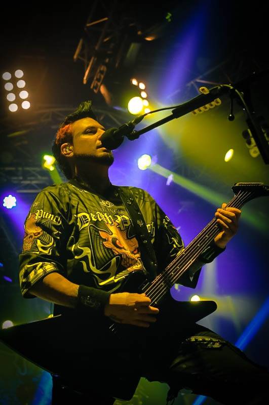 Malou sportovní halou v Praze otřásli Papa Roach a Five Finger Death Punch