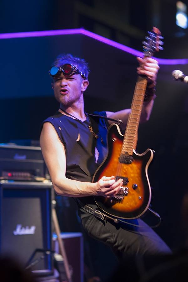 Stroy vyšvihli v Lucerna Music Baru show hodnou velikánů