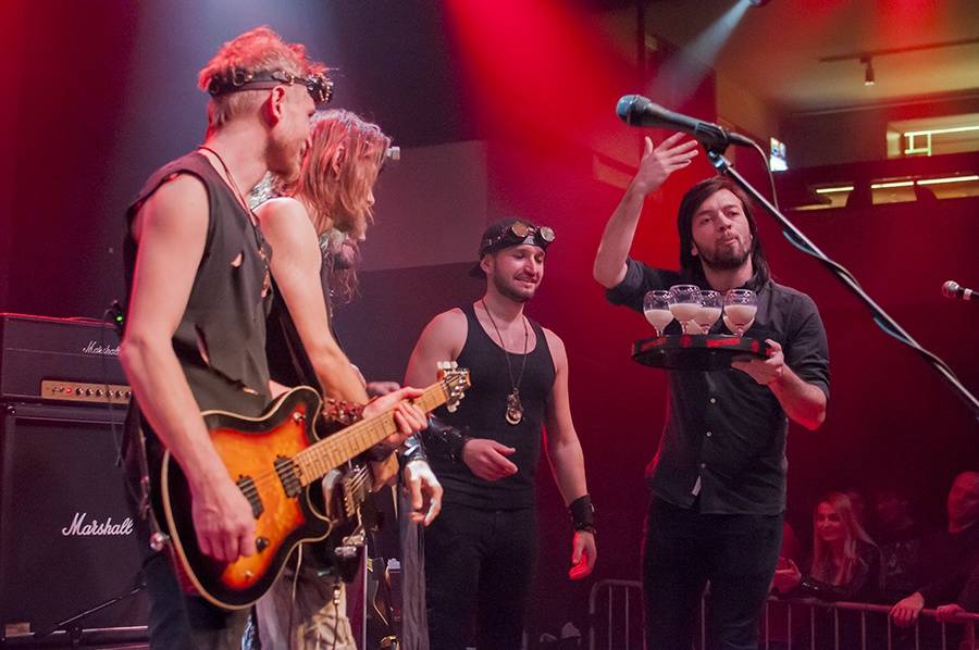 Stroy vyšvihli v Lucerna Music Baru show hodnou velikánů