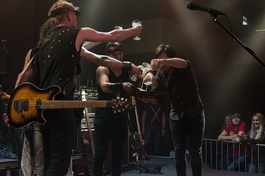 Stroy vyšvihli v Lucerna Music Baru show hodnou velikánů