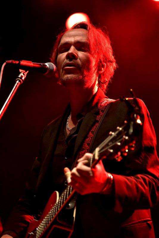 Po boku Nicka Cavea procestoval celý svět, nyní zahrál Hugo Race v Praze