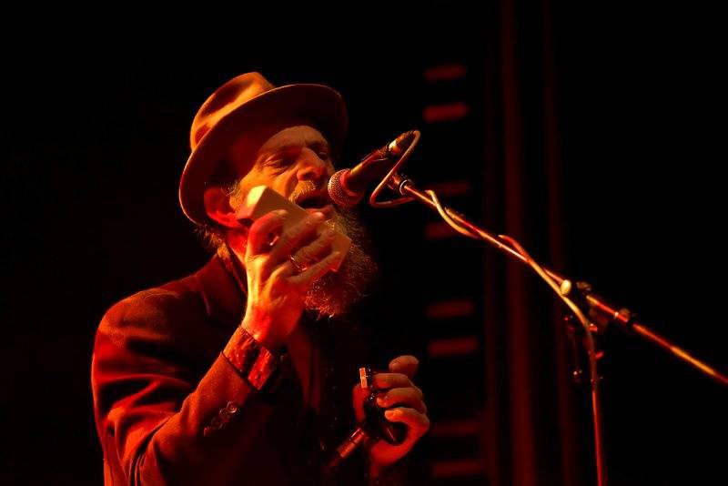 Po boku Nicka Cavea procestoval celý svět, nyní zahrál Hugo Race v Praze