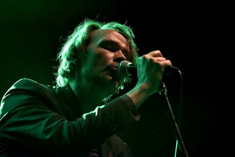 Po boku Nicka Cavea procestoval celý svět, nyní zahrál Hugo Race v Praze