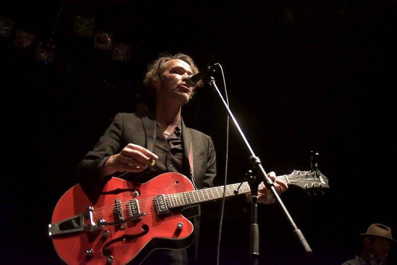 Po boku Nicka Cavea procestoval celý svět, nyní zahrál Hugo Race v Praze