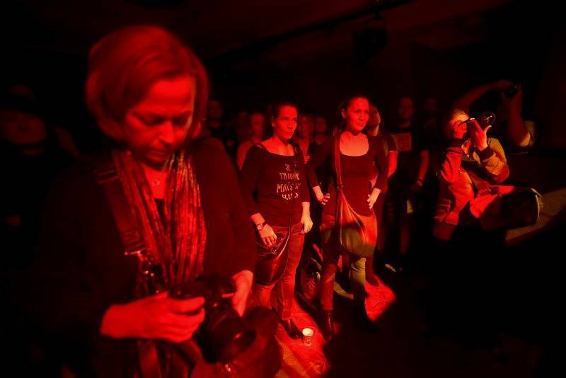 Po boku Nicka Cavea procestoval celý svět, nyní zahrál Hugo Race v Praze