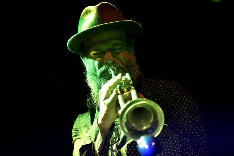 Po boku Nicka Cavea procestoval celý svět, nyní zahrál Hugo Race v Praze