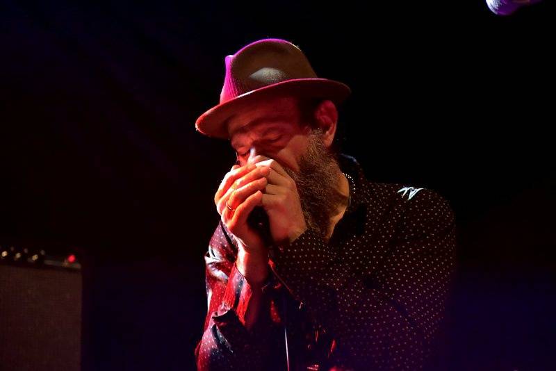 Po boku Nicka Cavea procestoval celý svět, nyní zahrál Hugo Race v Praze