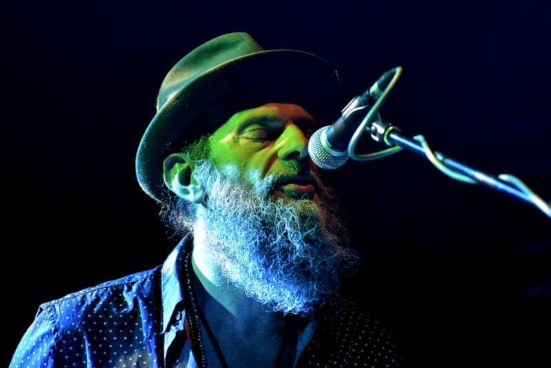 Po boku Nicka Cavea procestoval celý svět, nyní zahrál Hugo Race v Praze