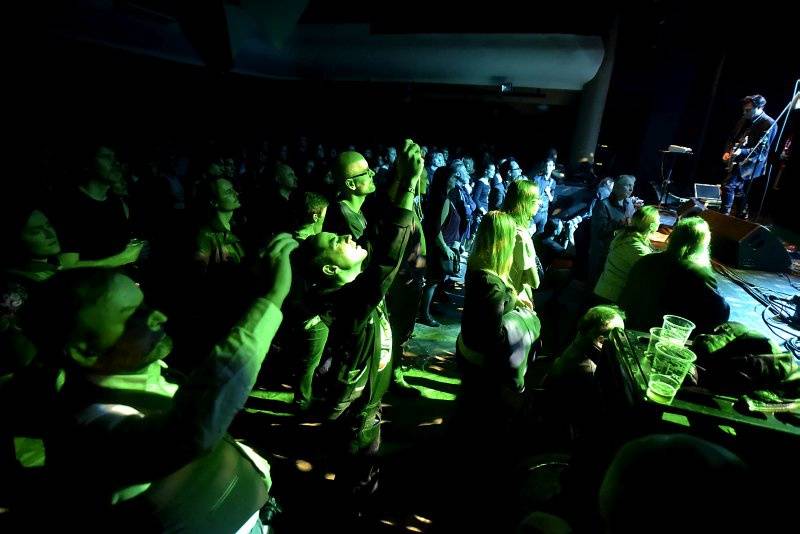 Po boku Nicka Cavea procestoval celý svět, nyní zahrál Hugo Race v Praze