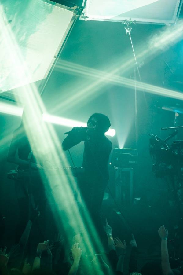 IAMX v Roxy: nová deska, skvělý setlist a narvaný klub
