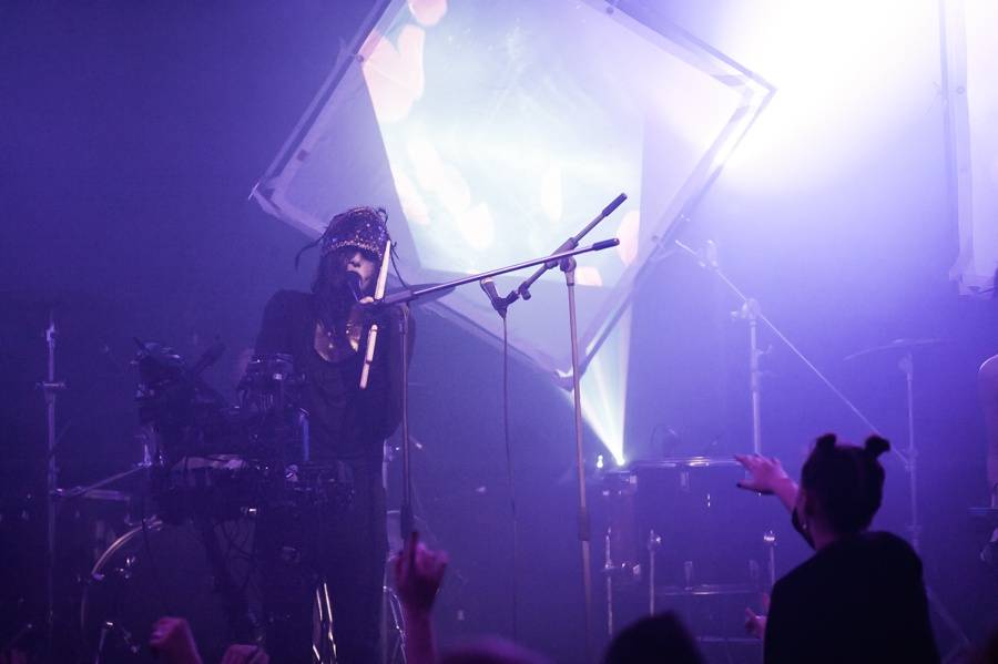 IAMX v Roxy: nová deska, skvělý setlist a narvaný klub