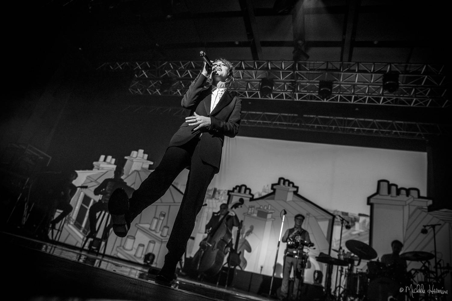 Zaz s písněmi o Paříži znovu zaplnila Forum Karlín