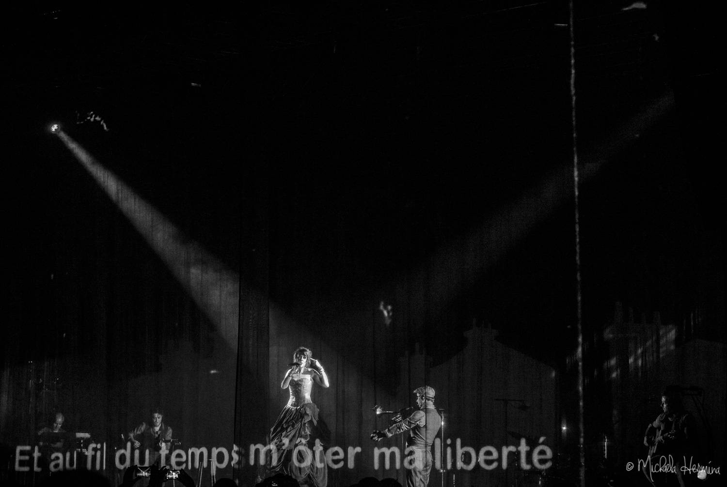 Zaz s písněmi o Paříži znovu zaplnila Forum Karlín