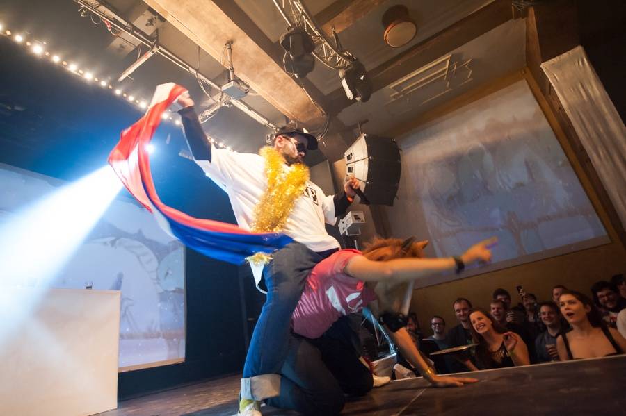 Kapitán Demo vystrojil v Roxy Vánoce jak hajzl