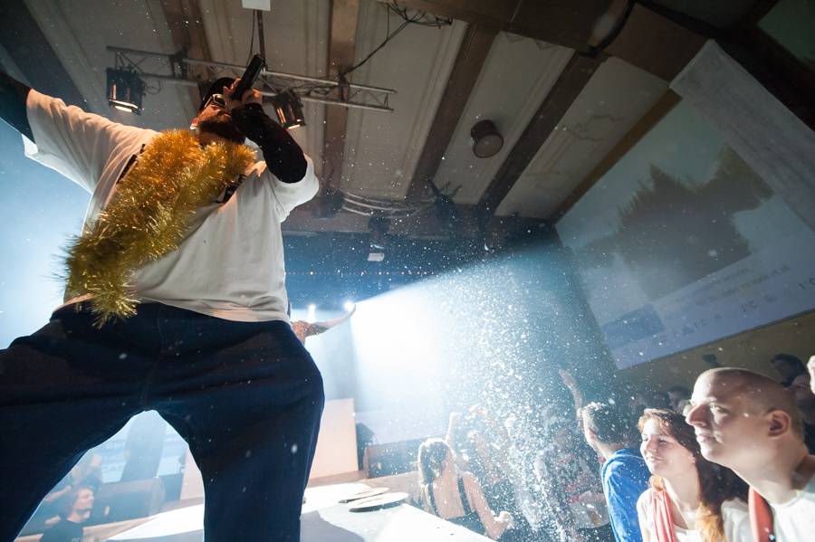 Kapitán Demo vystrojil v Roxy Vánoce jak hajzl