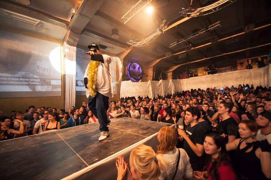 Kapitán Demo vystrojil v Roxy Vánoce jak hajzl