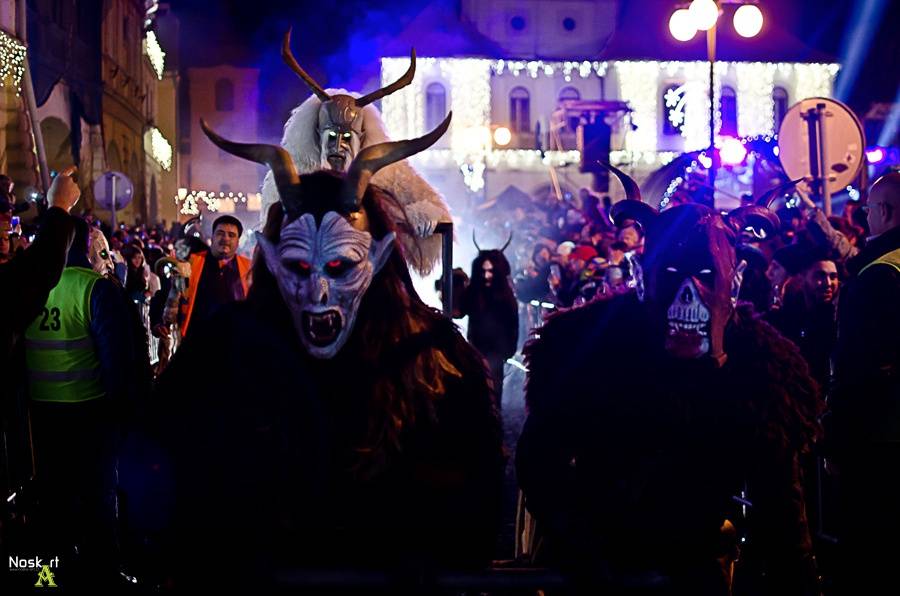 Žatecké náměstí ovládli čerti