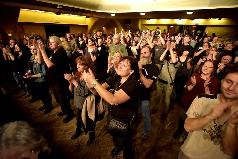 Sbohem, Juniore! Garage, Michal Ambrož a další se loučili s hudební agenturou