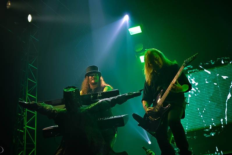 Ohně, metalový nářez a skvělá Floor Jansen: Nightwish v Praze druhým objektivem