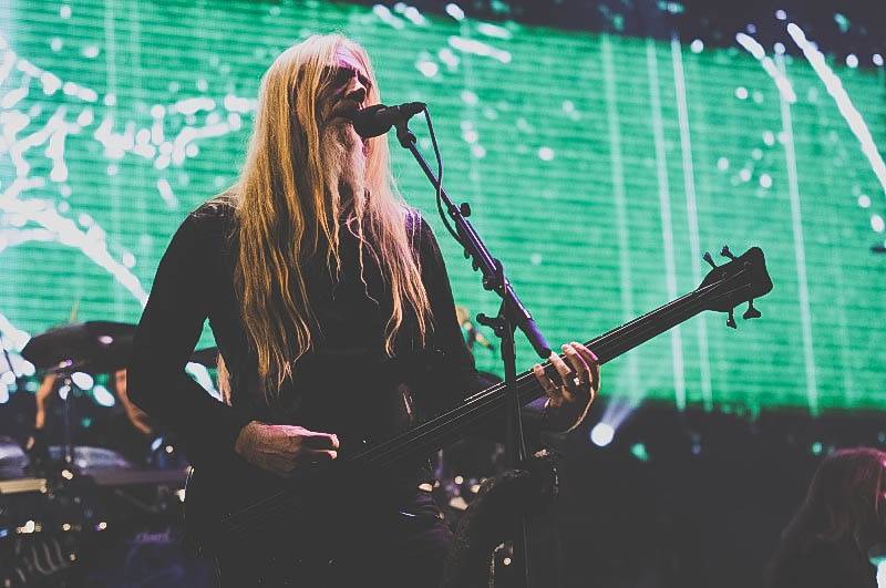 Ohně, metalový nářez a skvělá Floor Jansen: Nightwish v Praze druhým objektivem
