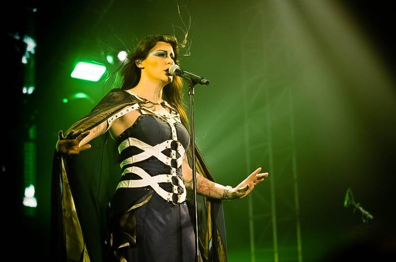 Ohně, metalový nářez a skvělá Floor Jansen: Nightwish v Praze druhým objektivem