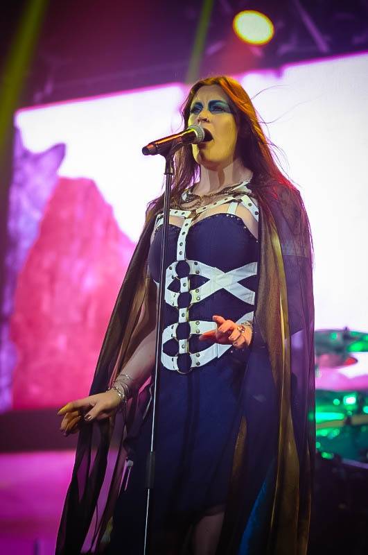 Ohně, metalový nářez a skvělá Floor Jansen: Nightwish v Praze druhým objektivem
