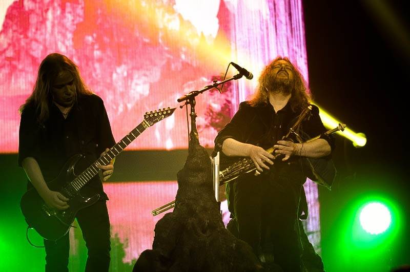 Ohně, metalový nářez a skvělá Floor Jansen: Nightwish v Praze druhým objektivem