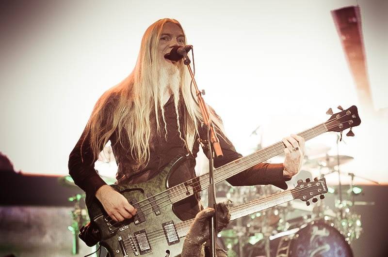 Ohně, metalový nářez a skvělá Floor Jansen: Nightwish v Praze druhým objektivem