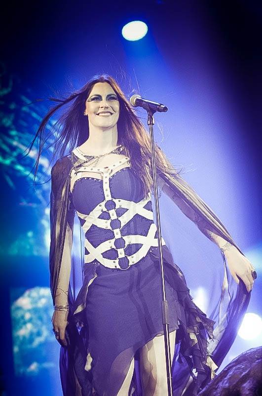 Ohně, metalový nářez a skvělá Floor Jansen: Nightwish v Praze druhým objektivem
