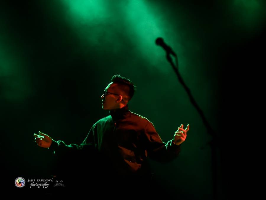 Bomby, show a ječící fanynky: Ben Cristovao zpíval v Pekle